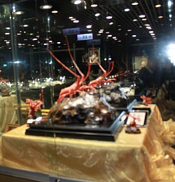 台湾　台北3 台北101内サンゴ売り場　数百万円の工芸品が並んでます