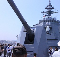 イージス艦あたご3 速射砲　対空対艦対地上と多用途のようです