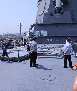 イージス艦あたご4 垂直発射式ミサイル　対空対潜水艦ミサイルが撃てるそうです、今は巡航ミサイルも撃てるのかな？