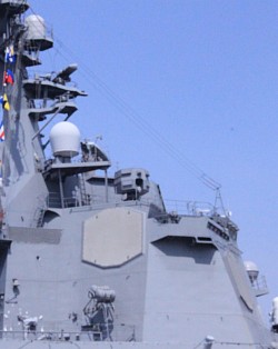 イージス艦あたご6 艦橋各所に付いた八角形の板が、宇宙空間の弾道ミサイルすら捕捉するSPYレーダー