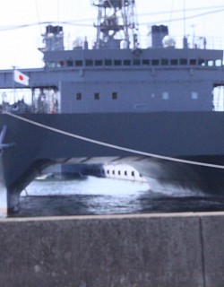 広島県呉市　海上自衛隊基地4 ひびき　音響測定艦という他国潜水艦のデータを集めている対潜水艦戦の参謀的な艦