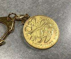 セイシェル共和国の白銅貨をメッキ加工したものです　表