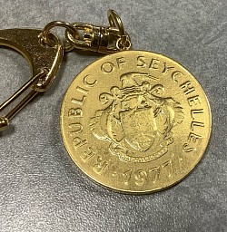セイシェル共和国の白銅貨をメッキ加工したものです　裏
